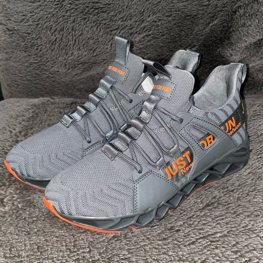 Men’s shoe size 5.5 NEW